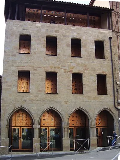 Quel est ce musée de la ville de Figeac dont les collections sont centrées sur l'écriture et retracent son histoire ?