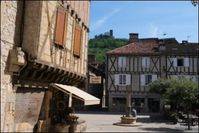 Quelle est cette petite ville de 3 400 habitants, située dans le nord-est du département, entre le causse de Gramat et la vallée de la Dordogne ?