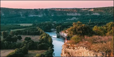Quel est ce grand cours d'eau qui traverse d'est en ouest la partie nord du département ?
