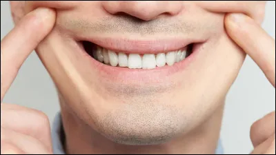 Quelqu'un dans la rue te sourit, comment réagis-tu ?