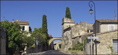 Km 144,6 : Aujargues. Une petite anecdote : Sous Napoléon III, les Ponts et Chaussées ont creusé la route qui mène à Sommières, privant ainsi le curé de son accès à son jardin. Qu'a-t-il demandé pour rejoindre ses légumes ?