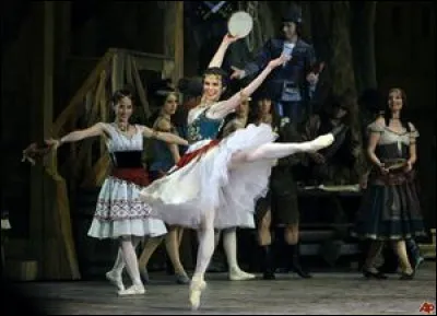 Km 79,3 : Gignac. C'est dans cette commune que nous allons découvrir un sport peu commun. Ça se joue à 5 contre 5 ou à 3 contre 3 selon le terrain. Il a sa fédération et son championnat. Quel est ce sport, aussi pratiqué en Italie ?