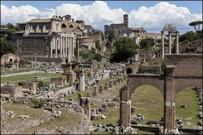 Quel était le nom de la place principale de la Rome antique ?