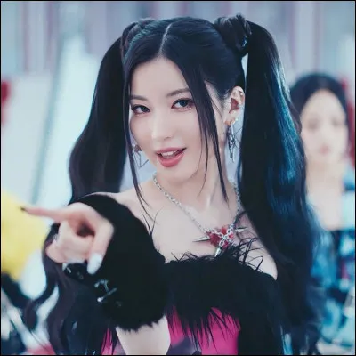 Quelles paroles de son rap dans "Sheesh" sont aussi présentes dans le rap de Lisa dans "The Girls" ?