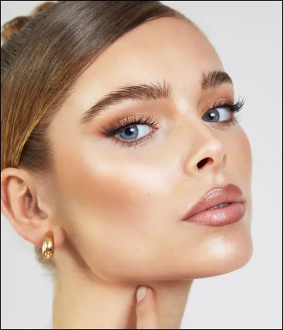 Que dois-je utiliser si je veux de la brillance sur mon nez et mes joues ?