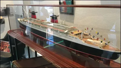 Km 172,8 : SuperD&eacute;voluy. Cette station de sport d'hiver a &eacute;t&eacute; cr&eacute;&eacute;e en 1966, un immeuble droit a &eacute;t&eacute; construit, am&eacute;nag&eacute; il en est ressorti courbe. Quel surnom a-t-il re&ccedil;u alors ?