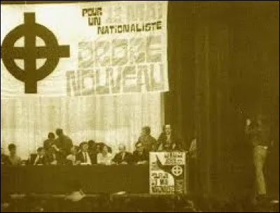 En quelle ann&eacute;e fut dissoute l'Union des artistes r&eacute;volutionnaires ?