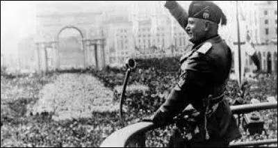 Quel surnom est donn&eacute; &agrave; Benito Mussolini, fondateur du fascisme ?