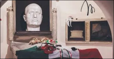 Quel &eacute;tait le surnom du trait&eacute; de Berlin de 1939 ?