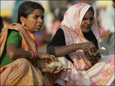 Quel groupe d'individus est considéré, du point de vue du système des castes, comme hors castes en Inde ?