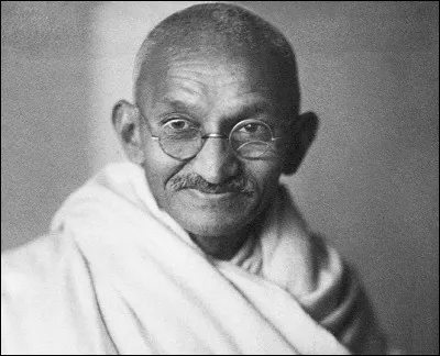 Qui a été ce pionnier et théoricien de la résistance à l'oppression par la désobéissance civile de masse en Inde ?