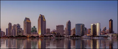 Dans quelle ville Sophie vit-elle, dans les cités interdites avec sa famille humaine, dans le tome 1 ?