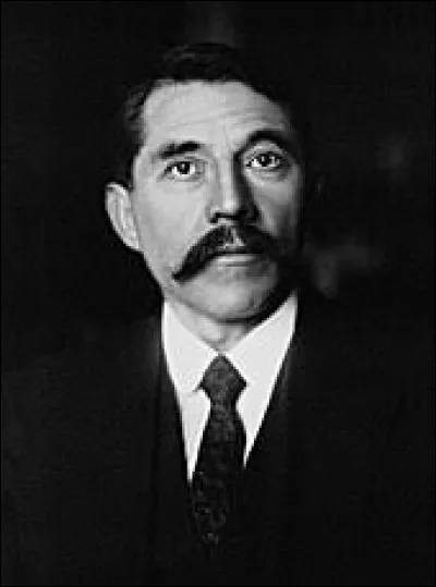 De nombreuses écoles, cités et rues portent le nom de "Marcel Cachin". Quel métier a-t-il exercé pendant quinze ans ?