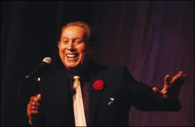 Quel est le titre d'une chanson interprétée par Charles Trenet dans laquelle il y a ces paroles "Bonjour bonjour les hirondelles..." ?