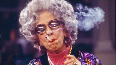La mamy dragueuse, fumeuse, disjonctée de Fran.. .