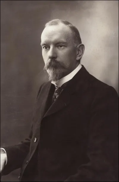 Qui est l'auteur de cette citation ? - "Beau vieillard, vert sans doute, mais de ce vert particulier que lui donne le commencement de sa décomposition lente."