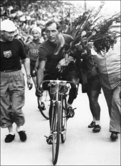 Il a été le deuxième à remporter le Tour ; c'est également le coureur italien qui détient le plus grand nombre de victoires d'étape :