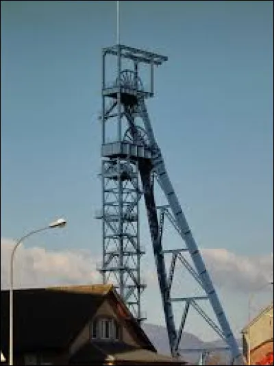 Nous terminons notre balade devant le chevalement Théodore, à Wittenheim. Ville de l'agglomération Mulhousienne, elle se situe dans le département ...