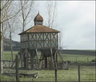 Voici le pigeonnier de Villeneuve-les-Cerfs. Village de l'arrondissement de Riom, il se situe dans l'ex région ...