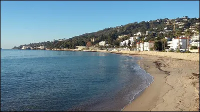 Nous partons maintenant à Vallauris, au bord de la Méditerranée. Située dans le sud-est de son pays, nous nous trouvons donc...