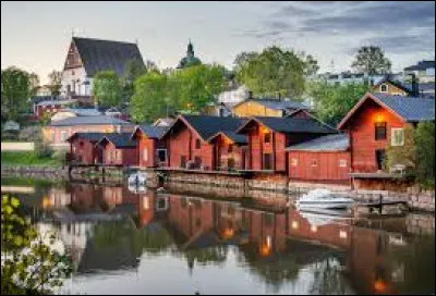 Petit détour à Porvoo, ville de 50 000 habitants en Scandinavie. Ses maisons typiques de cette région rendent ce lieu idéal pour un séjour hivernal. Située sur la côte sud de son pays, nous nous trouvons...