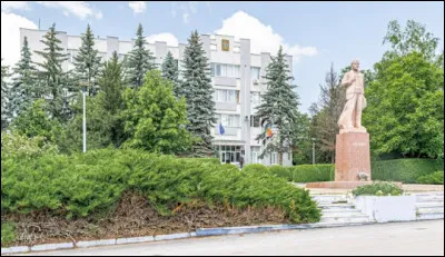 Nous voici à Briceni. Cette petite ville est le chef-lieu du raion de Briceni. Pays enclavé entre deux autres, il s'agit...