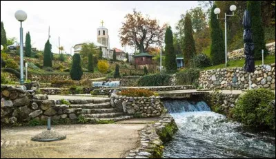 Pour l'avant-dernière commune de ce quiz, direction Vrutok, qui est plutôt un village qu'une ville. Situé dans la municipalité de Gostivar, Vrutok est connu pour voir s'écouler le seul fleuve de son pays, le Vardar, dans le village. Dans quel pays sommes-nous ?