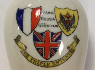 Opposé à la Triple-Alliance, il y a la Triple-Entente. Cette dernière, signée en 1907, allie le Royaume-Uni, la France et...