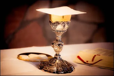 Quel est le nom de cette coupe sacré de la liturgie chrétienne, évasée portée sur un pied élevé ?