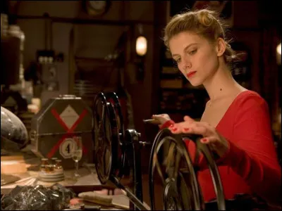 Quelle est la profession de Mélanie Laurent dans Inglourious Basterds ?