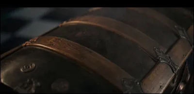 Avec quoi Nina et Bode essayent-ils d'ouvrir le coffre en 1er ?