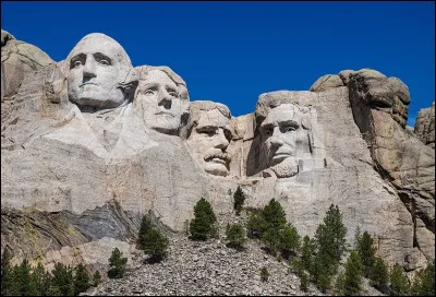 De quels personnages les membres de Deep Purple, ont-ils pris la place, sur le Mont Rushmore ?