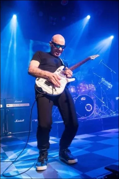 Ritchie Blackmore ayant déchiré son passeport devant le reste du groupe, pour les planter juste avant une tournée internationale, quel illustre guitariste l'a remplacé au pied levé, le temps de cette
tournée ?