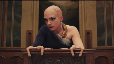 Qui a écrit le célèbre roman "Sacrées Sorcières" en 1983 ?