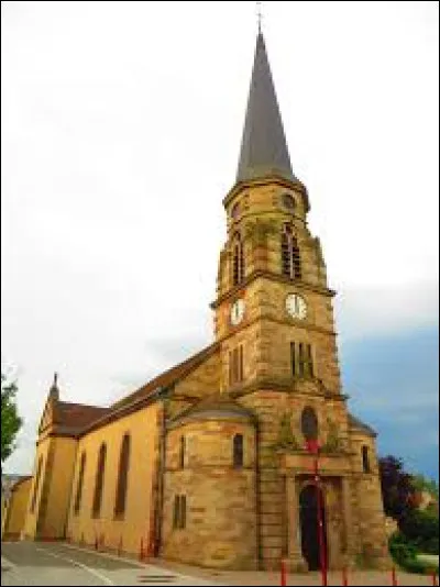 Nous sommes en Lorraine, devant l'église Saint-Hubert, à Hambach. Ville de l'agglomération Sarregueminoise, où la Smart Fortwo a été construite de 1997 à 2020, elle se situe dans le département ...