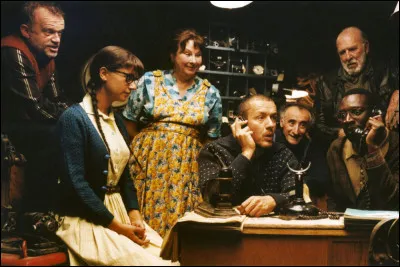 Quel film de Jean-Pierre Jeunet a pour cadre un lieu fantastique, aménagé dans une montagne d'objets de récupération, peuplée de personnages décalés ?