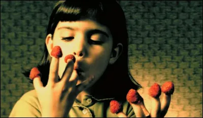 Quel film de Jean-Pierre Jeunet a pour affiche, une jeune femme habillée en rouge sur un fond vert ?