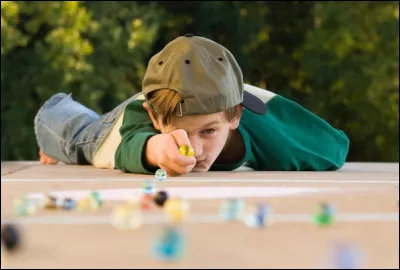 Quel est le nom de ce geste qui projette la bille avec le pouce ?