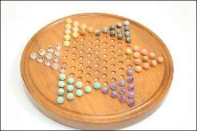 Quel est le nom de ce jeu où les pions sont souvent des billes ?