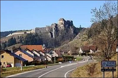 Dans quelle région se trouve La Cluse-et-Mijoux, qui se situe dans la communauté de communes du Grand Pontarlier et est célèbre pour son majestueux fort de Joux ?