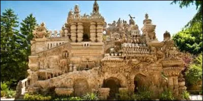 Comment s'appelle le facteur qui a construit un palais digne d'un conte de féés, avec des cailloux ramassés pendant ses tournées ?
