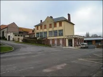 Commune de l'aire d'attraction Amiénoise, traversée par le Saint-Landon, Riencourt se situe dans le département ...