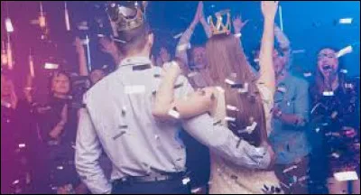 Comment appelle-t-on un bal se déroulant à la fin de la dernière année d'un degré d'étude ?