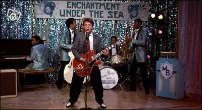 Dans le film "Retour vers le futur", lors de la scène du bal du lycée, quel genre de musique joue et chante Marty McFly ?