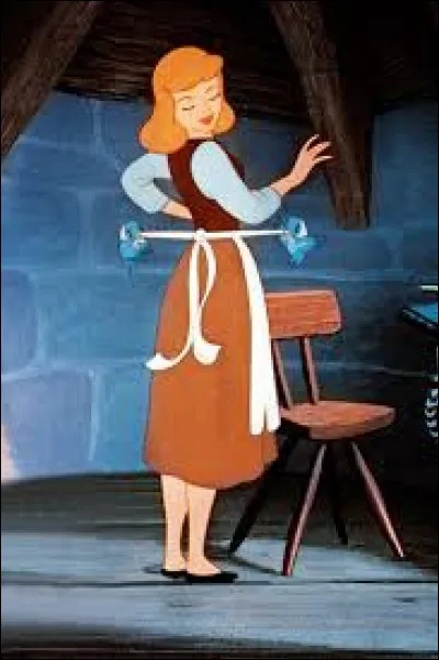 Dans le film Disney "Cendrillon", quelle est la couleur de la robe de bal de cette dernière ?