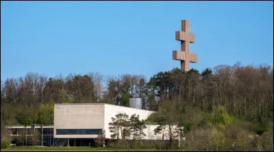 Km 132,9 : Savines-le-Lac. Il n'y a que les montagnes qui ne se rencontrent pas (et encore !). Il y a des villages qui se déplacent. Combien de fois Savines s'est-il déplacé ?