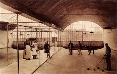 Quelle boule est utilisée pour jouer à la boule de fort en Anjou ?