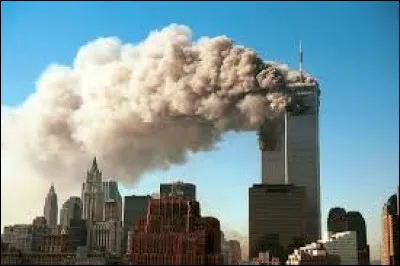 Le 11 septembre 2001, le World Trade Center s'effondre à cause d'un attentat.