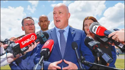 Quelle est l'autre langue dominante, avec la langue maorie ?