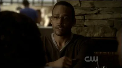 Comment se nomment les nouveaux sorciers qui arrivent en ville, et qui sont père et fils ?